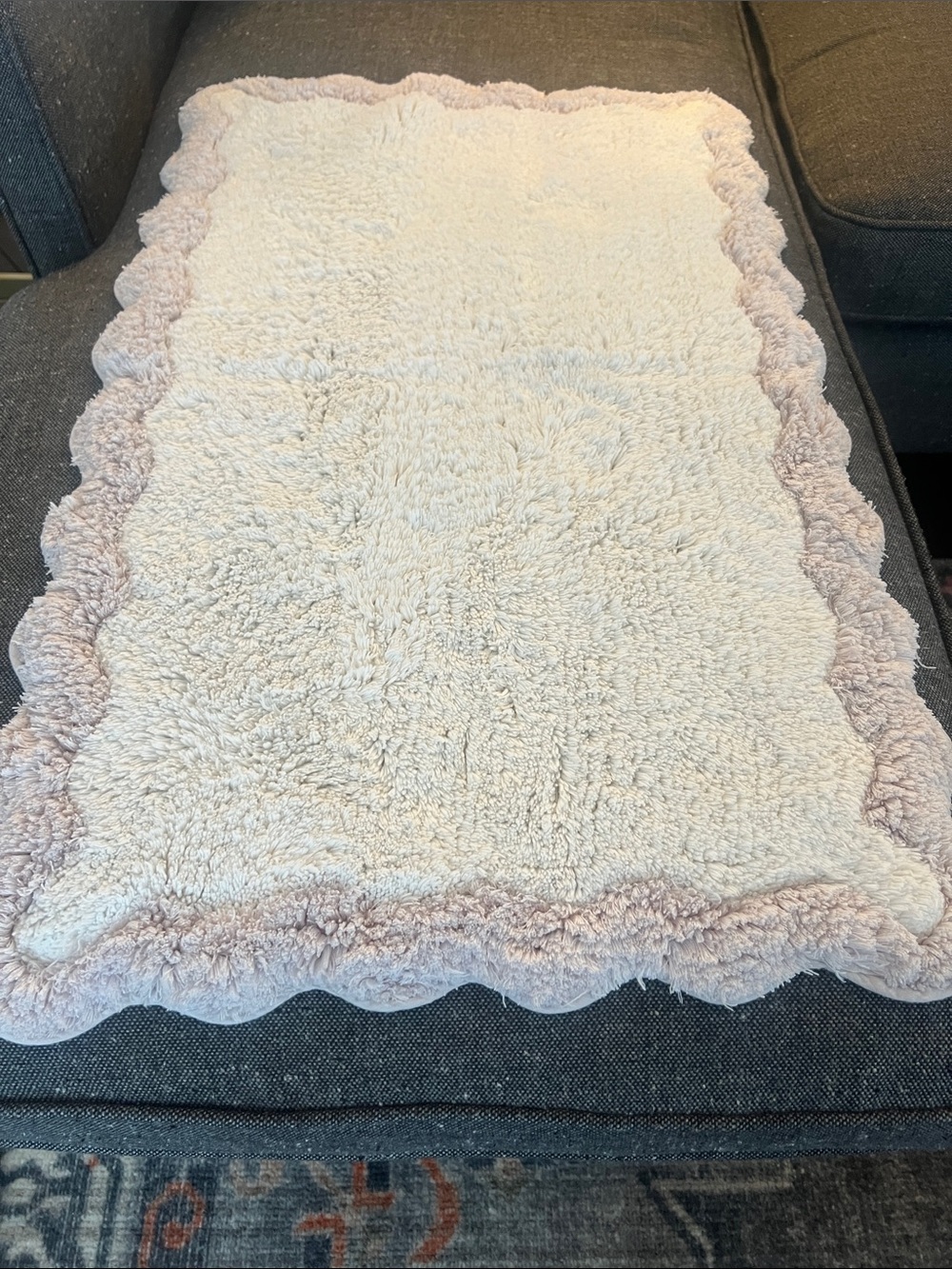 Plush Cream Bath Mat with Scalloped Pink Edge